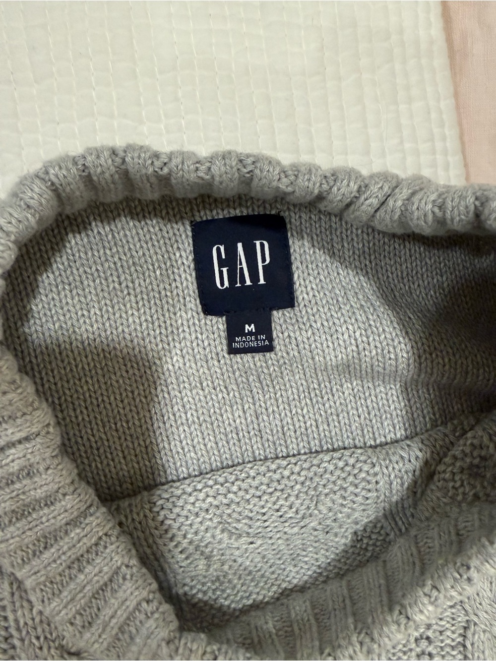 GAP Women’s Cable Knit Sweater Size M - Picture 2 of 4